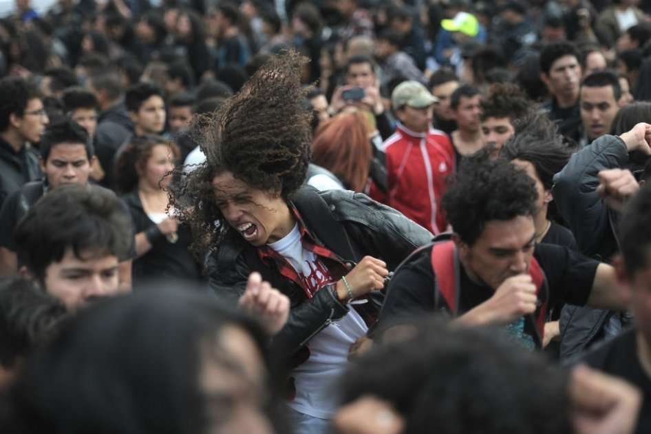 Los asistentes del escenario Plaza, durante la presentación de la banda paisa "No raza".