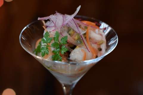 Cómo preparar ceviche de langostinos en leche de tigre de gulupa