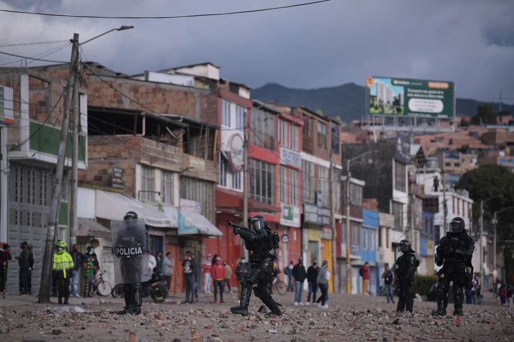 Disturbios en el barrio Yomasa, generaron enfrentamientos entre algunos manifestantes y la Fuerza pública quienes usaron gases lacrimógenos para dispersarlos, actos que afectaron este y otros barrios de la localidad Usme.