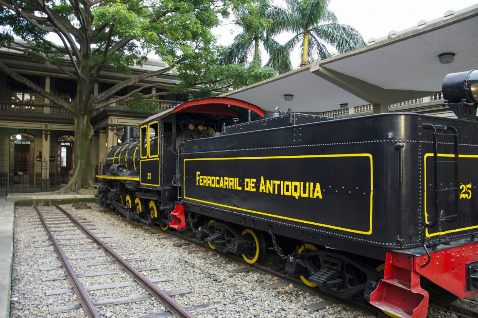 Vagón del Ferrocarril de Antioquia expuexto en la zona administrativa de Medellín. / Pixabay