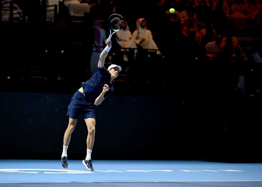 Riyadh (Saudi Arabia), 18/10/2025.- Jannik Sinner of Italy serves in the final against Carlos Alcaraz of Spain of the 2025 Six Kings Slam tennis tournament in Riyadh, Saudi Arabia, 18 October 2025. (Tenis, Italia, Arabia Saudita, España) EFE/EPA/STR