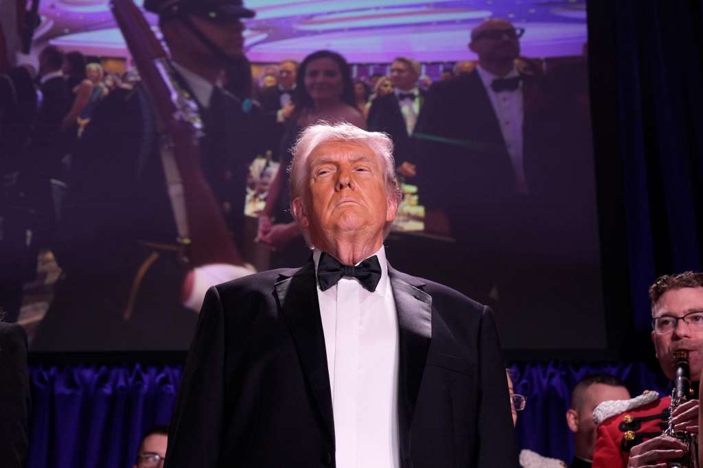 WASHINGTON (United States), 25/04/2026.- US President Donald Trump participates in the White House Correspondents’ Association Dinner at the Washington Hilton Hotel in Washington, DC, 25 April 2026. President Trump and First Lady Melania Trump were previously evacuated from the event after shots were fired inside the hotel. EFE/EPA/YURI GRIPAS / POOL