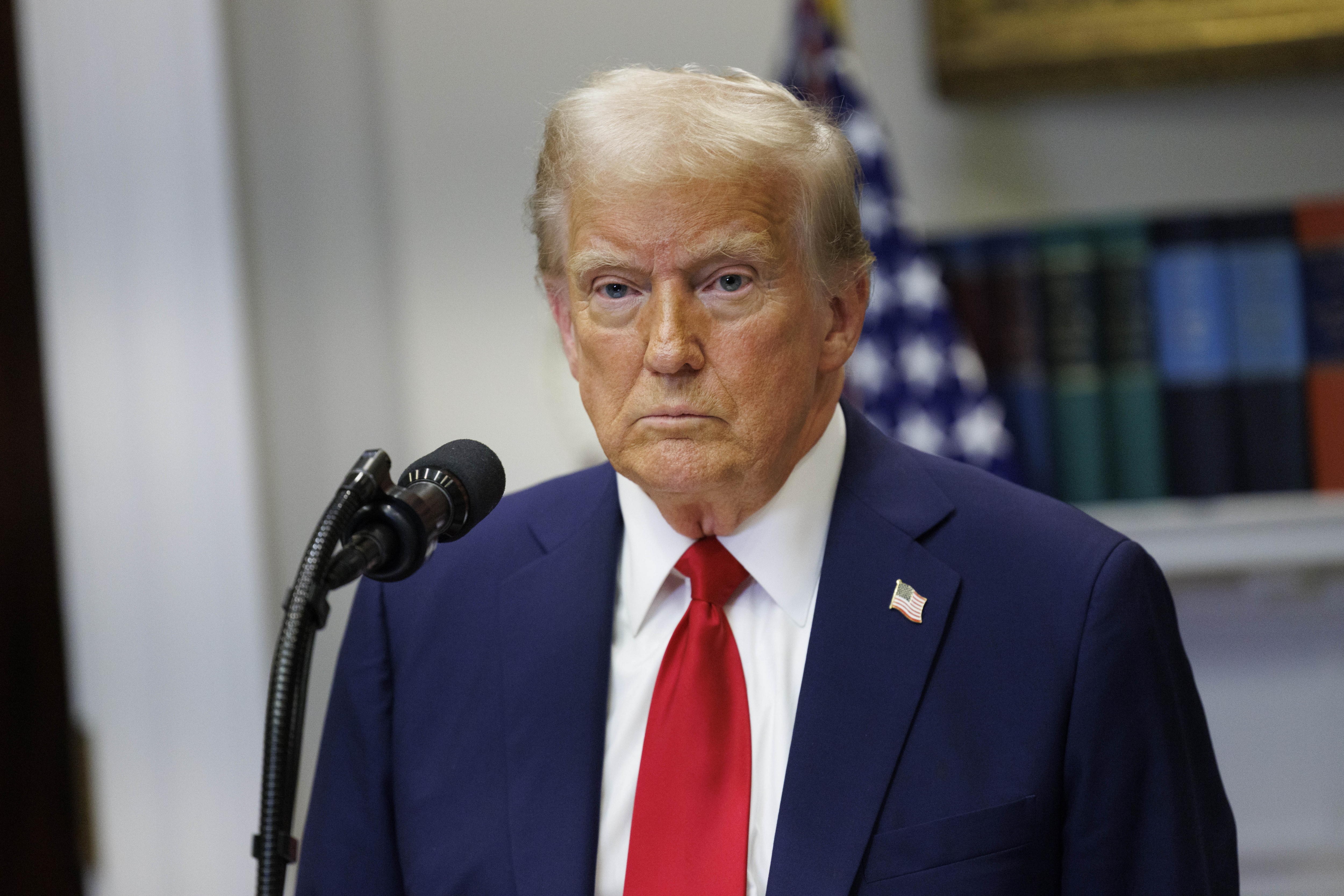 Washington (United States), 21/01/2025.- US President Donald Trump gives remarks on artificial intelligence (AI) infrastructure in the Roosevelt Room of the White House in Washington DC, USA, 21 January 2025. Trump was joined by the leaders of OpenAI, Softbank, and Oracle, where he announced a new artificial intelligence (AI) initiative and faced questions regarding his 06 January pardons. EFE/EPA/AARON SCHWARTZ / POOL