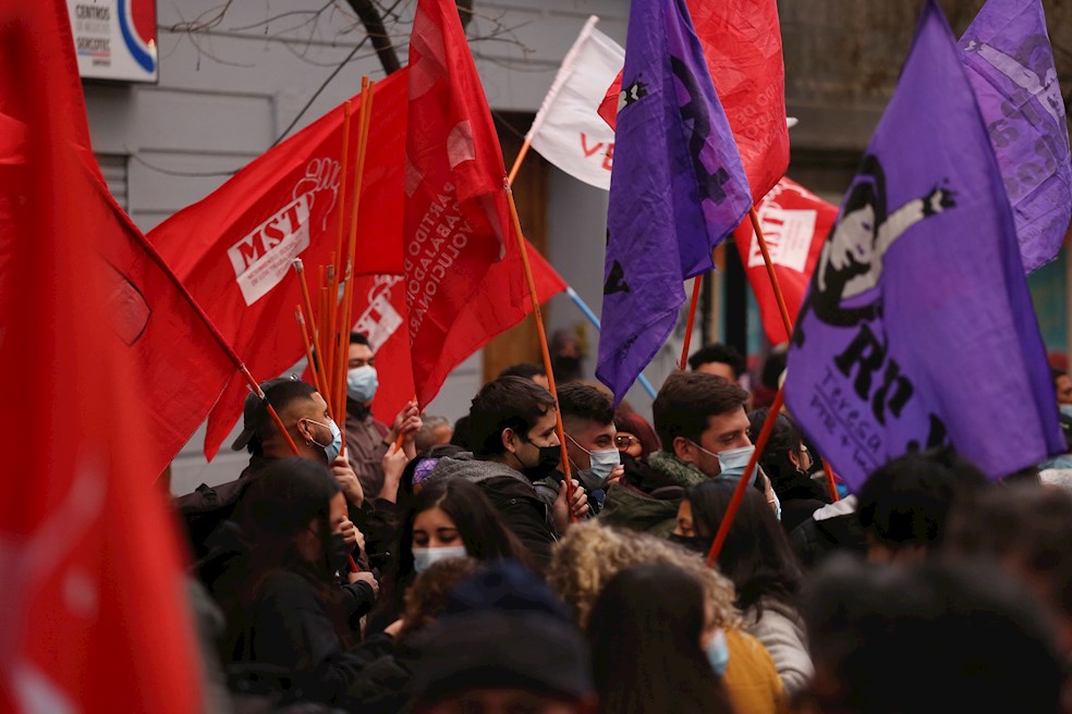 La disputa estará marcada por el descrédito en las fuerzas tradicionales y sus líderes tras la crisis social que estalló el 18 de octubre de 2019 destapando las desigualdades sociales en Chile.