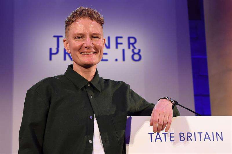 La artista británica Charlotte Prodger habla luego de ser anunciada como la ganadora del Premio Turner 2018, en el Tate Britain en el centro de Londres (Reino Unido). El Premio Turner busca reconocer, desde 1984, a los mejores artistas británicos menores de 50 años. / EFE