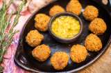 Aquí está la receta para preparar marranitas rellenas de chicharrón
