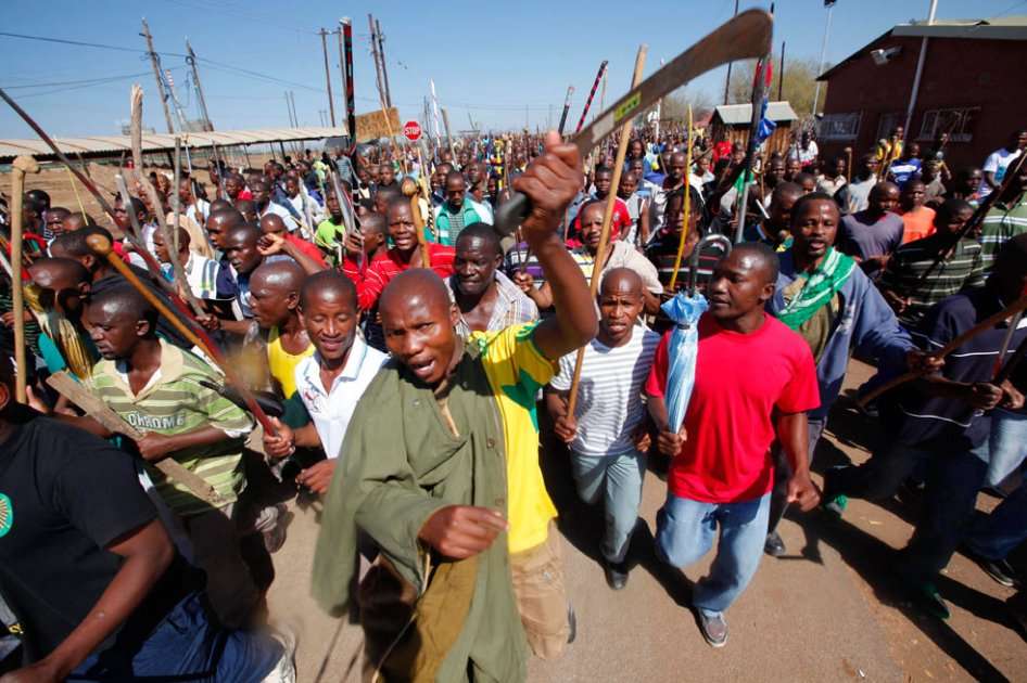 rabajadores de la mina de platino de Lonmin se concentran ante las instalaciones de la mina en Marikana, Sudáfrica. Foto: EFE