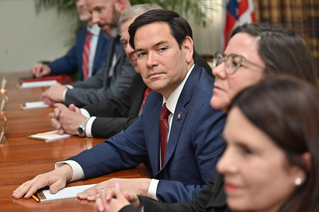 USA1562. KINGSTON (JAMAICA), 26/03/2025.- El secretario de Estado de Estados Unidos, Marco Rubio (c), participa durante una reunión este miércoles en Kingston (Jamaica). El secretario de Estado de Estados Unidos, Marco Rubio, llegó este miércoles a Jamaica para tratar con varios líderes caribeños las misiones médicas cubanas y la situación en Haití, en el inicio de su gira por tres países de la región. EFE/Rudolph Brown