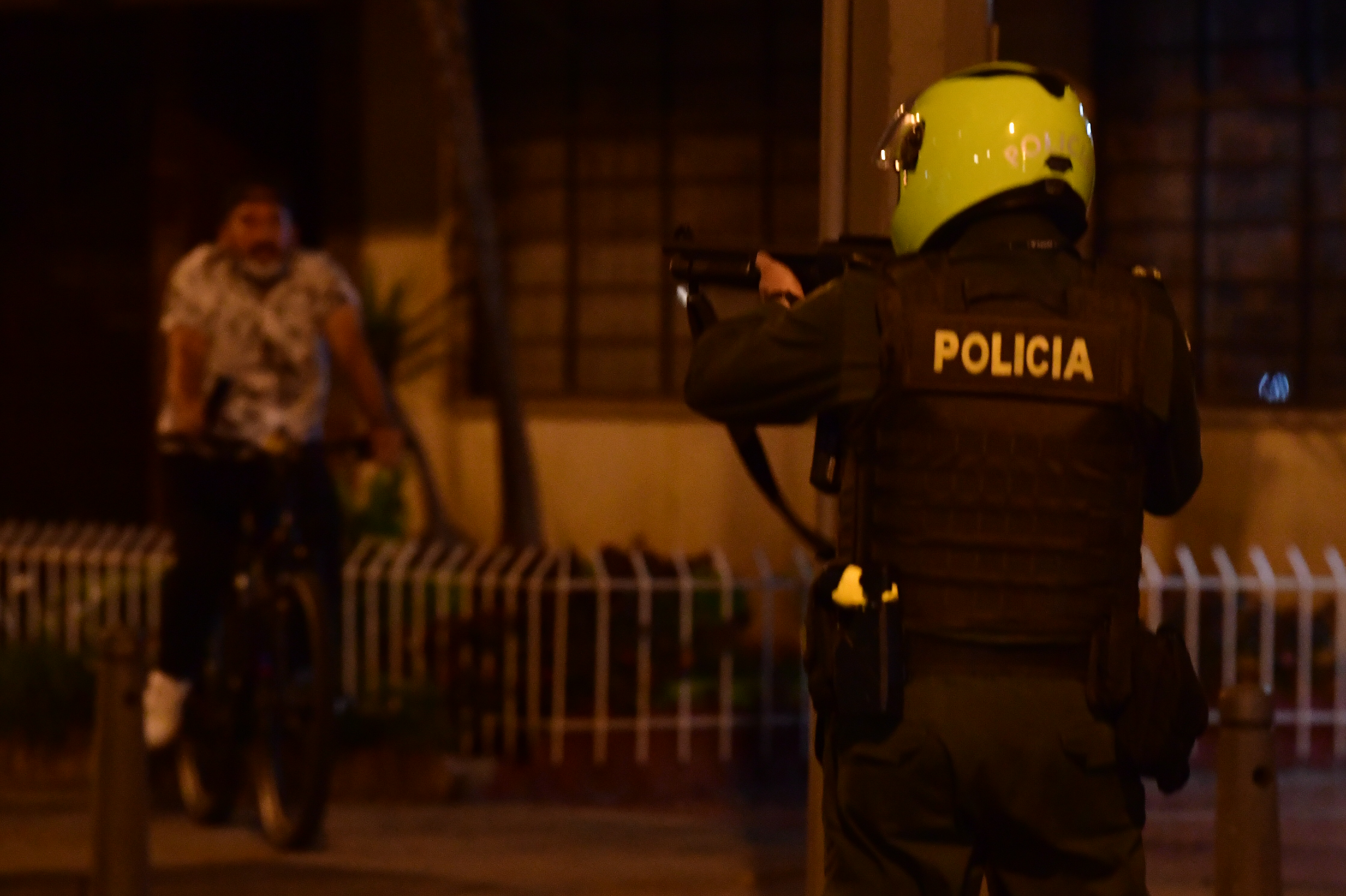 Protestas en el sector del Park Way por la muerte de Javier Ordóñez Bermúdez a manos de dos policías del CAI de Villa Luz.