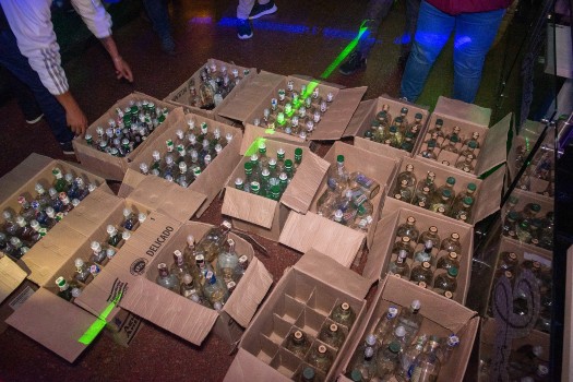 Las autoridades hallaron 13 botellas de licor adulterado y 14 cajas llenas de botellas vacías de diferentes tipos de trago que luego serían reenvasadas.