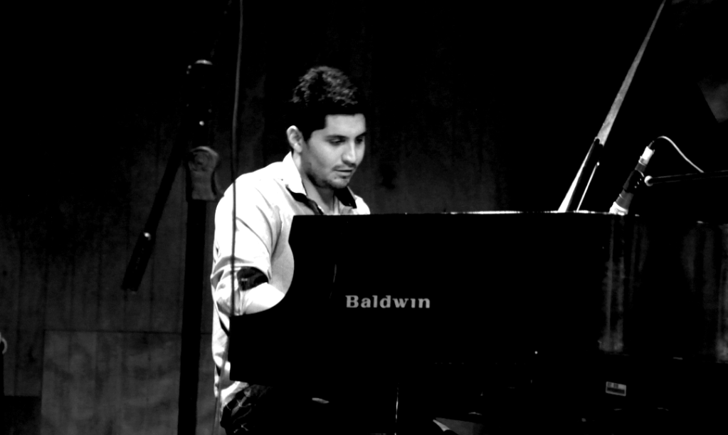 Pianista, arreglista, compositor y director de orquesta. Giovanni Caldas (Cali, 1990) tiene un amplio recorrido acompañando a artistas de alto nivel nacional e internacional en importantes escenarios del país como Ajazzgo y Jazz al Parque. Actualmente lidera Cununao, su proyecto personal de jazz afrocolombiano, con el que ha hecho dos producciones discográficas: “Huellas” (2016) y “Silencio” (2018).

 / Archivo personal