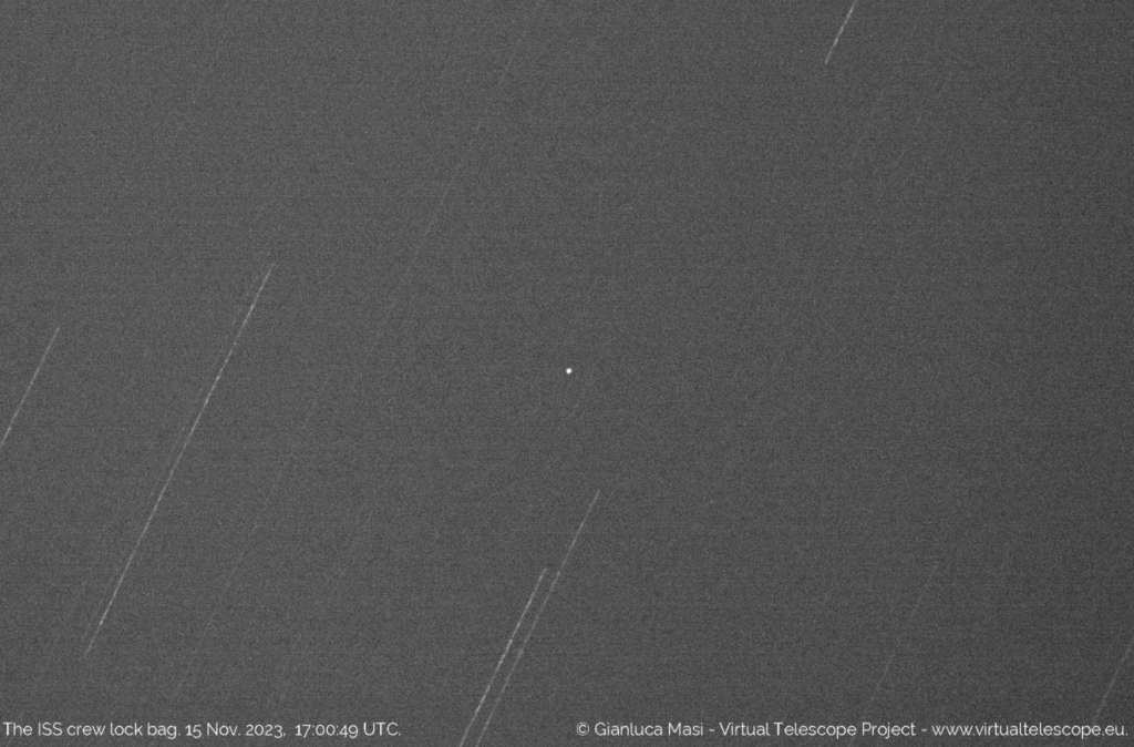Imagen de la bolsa de herramientas perdida en una caminata espacial de la NASA. Foto: The Virtual Telescope Project