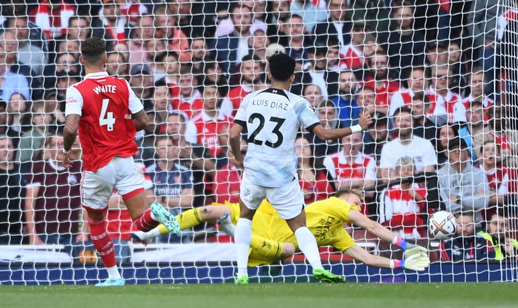 London (United Kingdom), 09/10/2022.- Arsenal's goalkeeper Aaron Ramsdale (R) in action against Liverpool's Luis Diaz (C) during the English Premier League soccer match between Arsenal FC and Liverpool FC in London, Britain, 09 October 2022. (Reino Unido, Londres) EFE/EPA/ANDY RAIN EDITORIAL USE ONLY. No use with unauthorized audio, video, data, fixture lists, club/league logos or 'live' services. Online in-match use limited to 120 images, no video emulation. No use in betting, games or single club/league/player publications