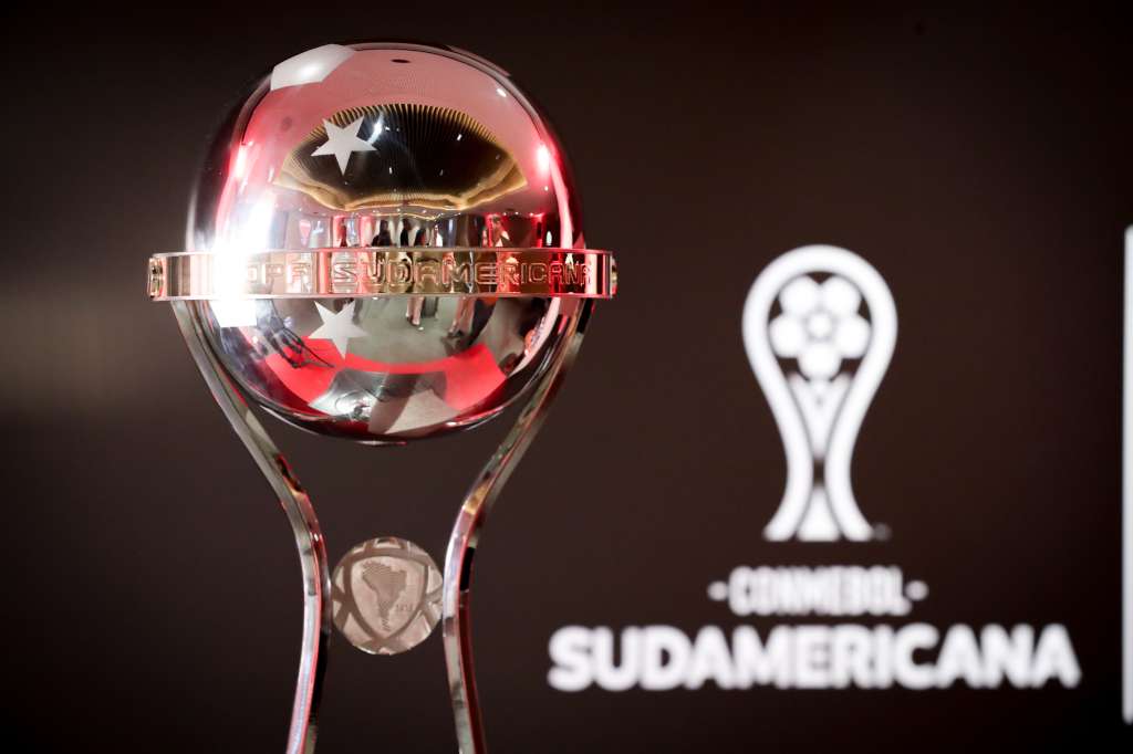 AME823. MONTEVIDEO (URUGUAY), 26/10/2023.- Presentación del trofeo de la Copa Sudamericana, en Montevideo (Uruguay). El trofeo de la Copa Sudamericana que se disputarán el ecuatoriano Liga Deportiva Universitaria y el brasileño Fortaleza fue presentado este jueves en Uruguay por la Leyenda Conmebol Sebastián Abreu. EFE/ Raúl Martínez