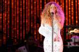 Mariah Carey enseña cómo lucir un yeso con glamour