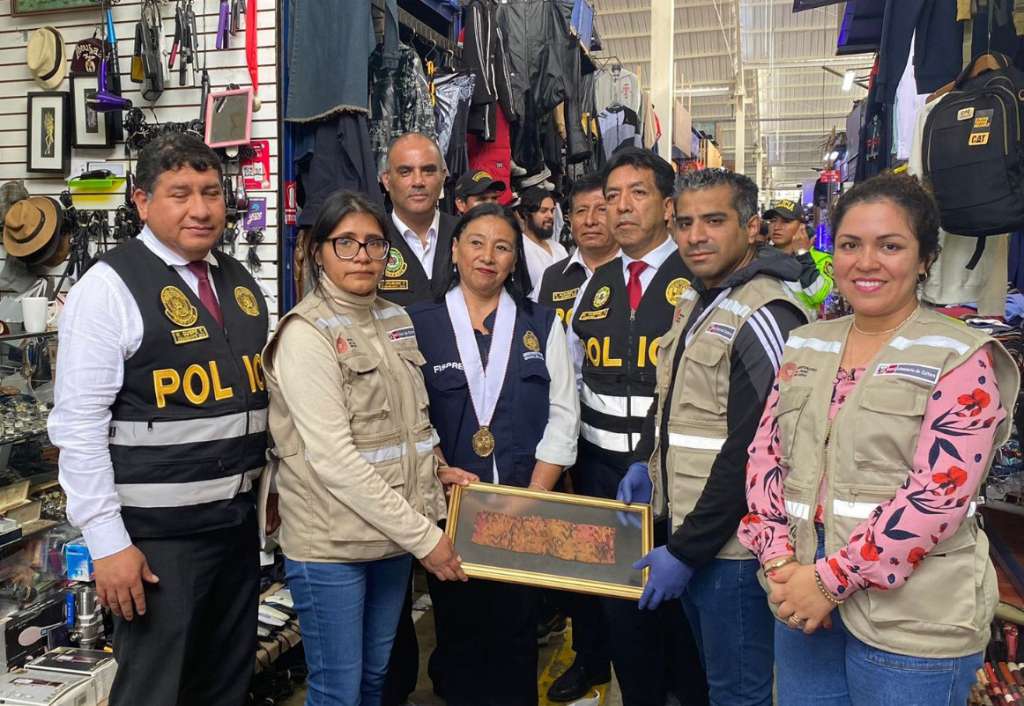 AME4915. LIMA (PERÚ), 05/10/2023.- Fotografía difundida hoy por el Ministerio de Cultura del Perú de expertos sosteniendo un textil prehispánico con una antigüedad estimada por los especialistas de seis a diez siglos que fue incautado por las autoridades de Cultura de Perú, que lo encontraron oculto en una tienda del distrito del Cercado de Lima. El textil fue hallado en uno de los puestos inspeccionados por expertos del Ministerio de Cultura durante un operativo realizado el pasado martes en un centro comercial de la capital peruana. Se trata de "un fragmento de banda textil alterado", cuya antigüedad se calcula en el periodo Intermedio Tardío (1000-1476 de nuestra era) "y correspondería al estilo Costa Norte, por lo que formaría parte del Patrimonio Cultural de la Nación", detalló la información oficial.EFE/ Ministerio De Cultura SOLO USO EDITORIAL/NO VENTAS/SOLO DISPONIBLE PARA ILUSTRAR LA NOTICIA QUE ACOMPAÑA/CRÉDITO OBLIGATORIO