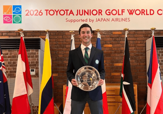 Tomás Restrepo sostiene el trofeo de campeón mundial.