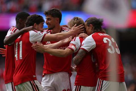 Arsenal arrolló al City y se quedó con el primer título de la temporada en Inglaterra
