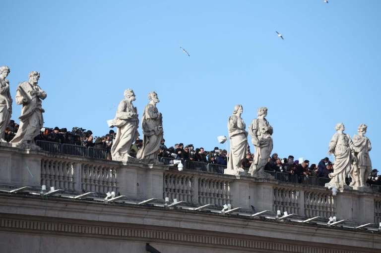 Vatican City (Vatican City State (Holy See)), 26/04/2025.- Members of the press atop the colonnade before the start of the funeral of Pope Francis in St. Peter's Square, on the parvis of Saint Peter's Basilica, in Vatican City, 26 April 2025. Pope Francis passed away on Easter Monday, 21 April 2025, at the age of 88. (Papa) EFE/EPA/MASSIMO PERCOSSI