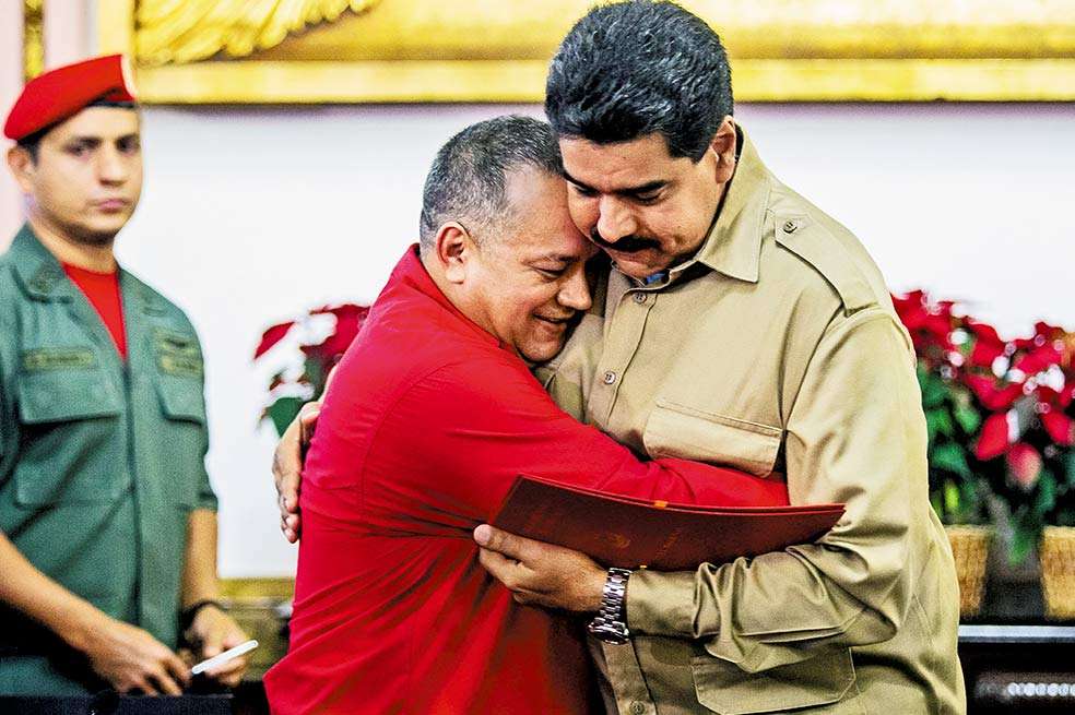 Diosdado Cabello y Nicolás Maduro luego de la aprobación de la Ley Habilitante, que le otorga poderes especiales al mandatario venezolano. / EFE