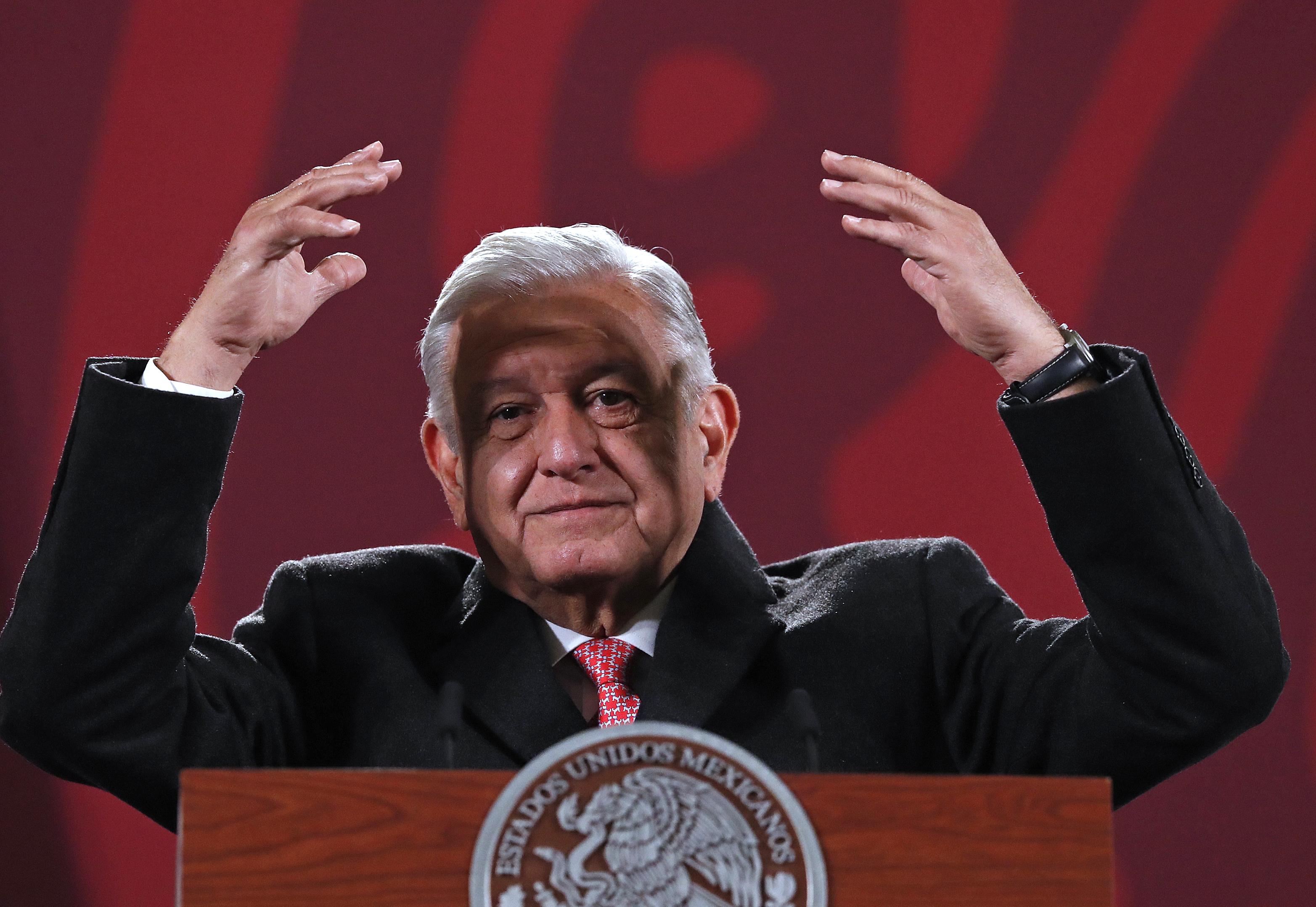 MEX2067. CIUDAD DE MÉXICO (MÉXICO), 07/12/2022.- El presidente de México, Andrés Manuel López Obrador, habla durante una rueda de prensa en el Palacio Nacional, en Ciudad de México (México). El presidente mexicano, Andrés Manuel López Obrador, defendió este miércoles su "plan b" para transformar las elecciones tras la derrota de su polémica reforma electoral constitucional en la Cámara de Diputados. EFE/ Mario Guzmán