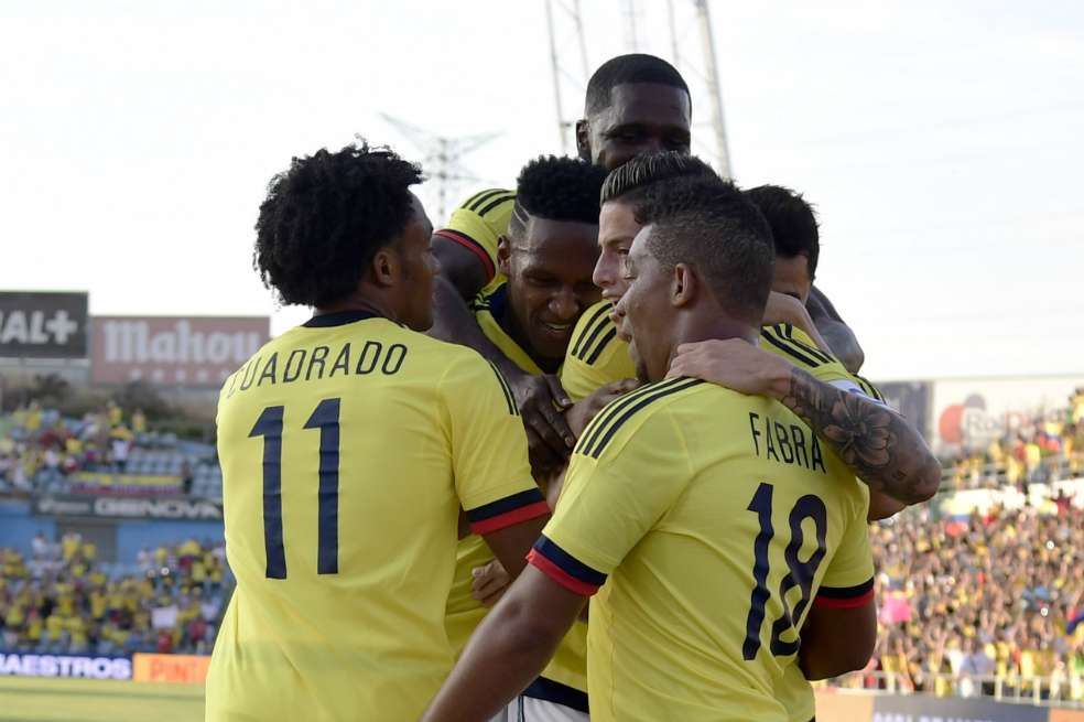 Los jugadores de Colombia festejan uno de los tantos con los que vencieron a Camerún. / AFP