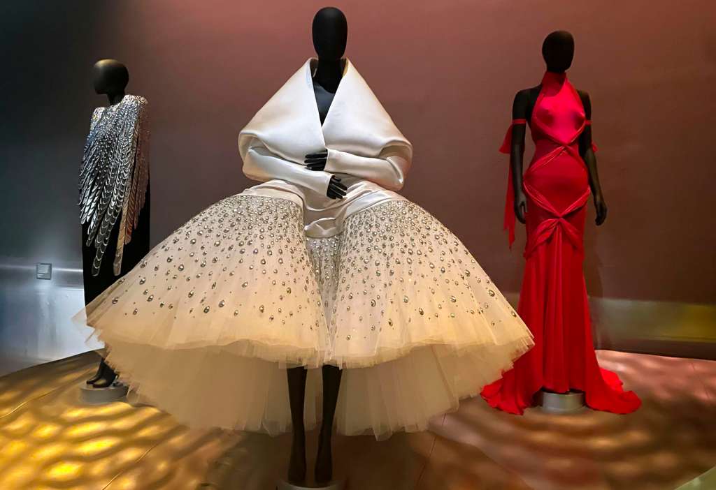 LONDRES, 25/03/2026.- Inauguración de la exposición 'La moda se convierte en arte', la primera en Reino Unido dedicada a la diseñadora de moda italiana Elsa Schiaparelli, que abarca desde la década de 1920 hasta la actualidad, este miércoles en Londres. EFE/Luis CampelloLuis Campello
