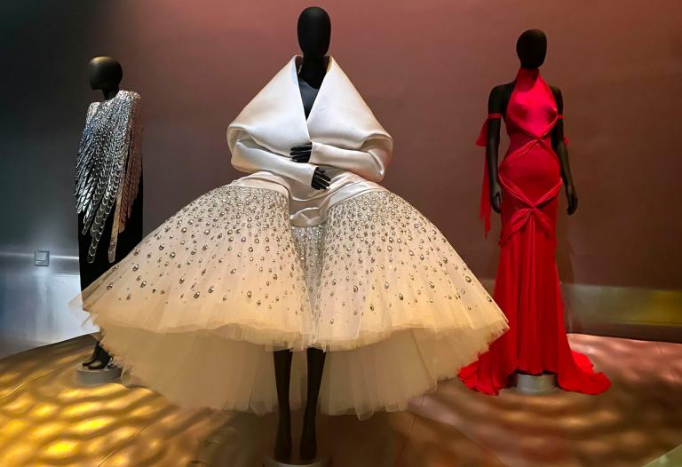 ¿Quién fue Elsa Schiaparelli, la diseñadora que convirtió la moda en arte?