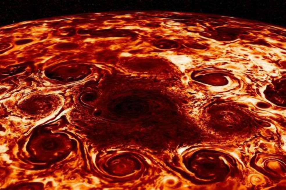 Los ciclones gigantes que los científicos de la NASA responsables de la misión Juno han encontrado en el polo norte de Júpiter. / EFE