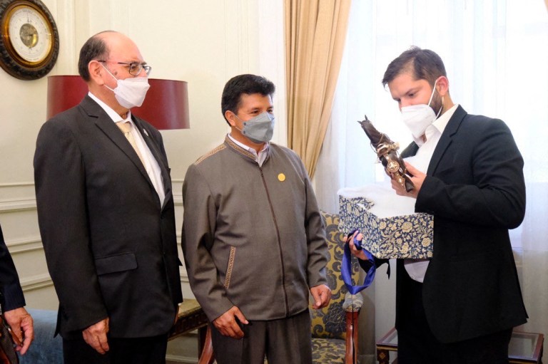 Además del regalo de su homólogo paraguayo, Gabriel Boric también recibió un obsequio del presidente de Perú, Pedro Castillo.