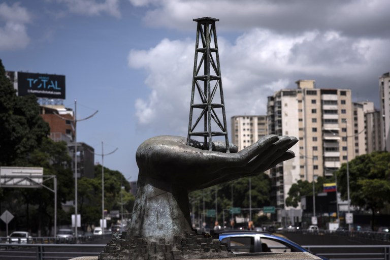 Venezuela evalúa abandonar la OPEP mientras EE.UU. dice que controlará parte de sus reservas