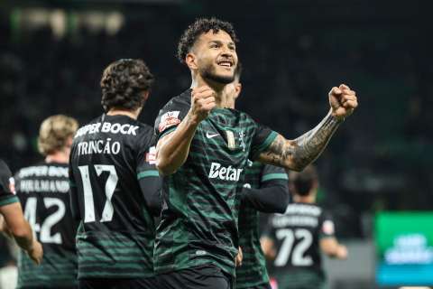 Luis Javier Suárez sigue en racha y firmó un doblete en victoria del Sporting: video