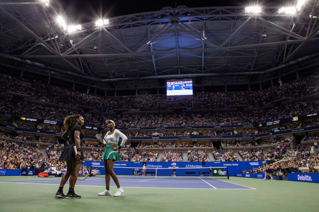 Flushing Meadows (United States), 02/09/2022.- Serena (L) and Venus (2-L) Williams of the USA converse during a break in action against Lucie Hradecka and Linda Noskova of the Czech Republic during their first round women's doubles match of the US Open Tennis Championships at the USTA National Tennis Center in Flushing Meadows, New York, USA, 01 September 2022. The US Open runs from 29 August through 11 September. (Tenis, Abierto, República Checa, Estados Unidos, Nueva York) EFE/EPA/SARAH YENESEL