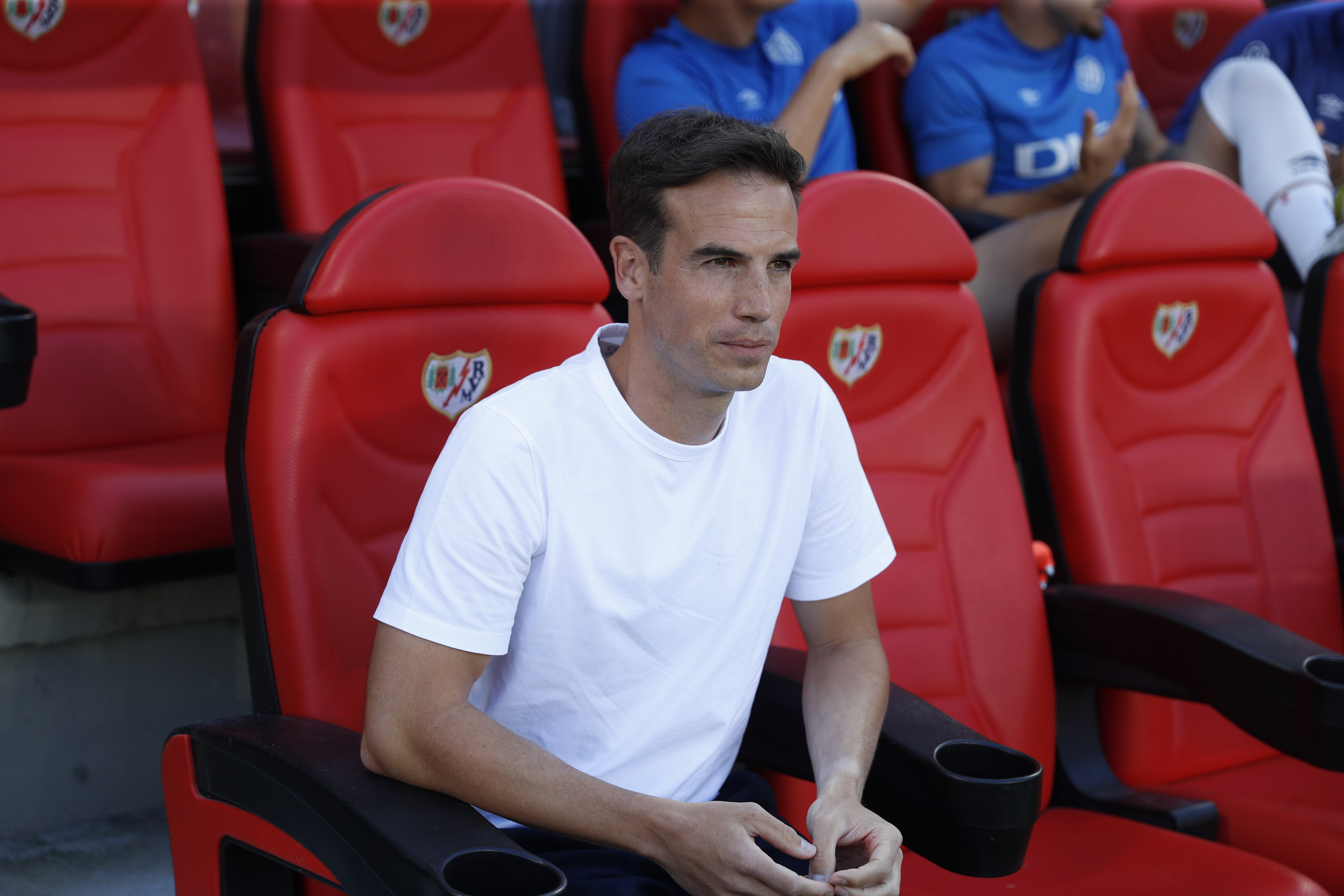 MADRID, 20/04/2024.- El entrenador del Rayo Vallecano, Iñigo Pérez, reacciona este sábado, durante el partido de la jornada 32 de LaLiga EA Sports, en el Estadio Vallecas de Madrid. EFE/ Rodrigo Jiménez