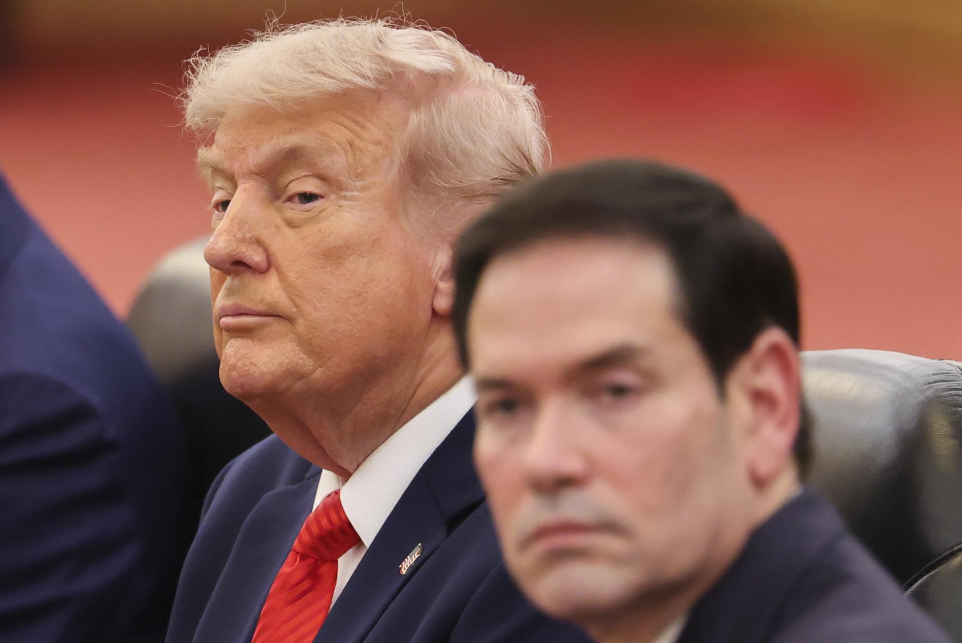 BEIJING (China), 14/05/2026.- U.S. President Donald Trump (L), seated next to U.S. Secretary of State Marco Rubio (R), attends a bilateral meeting with Chinese President Xi Jinping (not pictured) at the Great Hall of the People in Beijing, China, 14 May 2026. EFE/EPA/Maxim Shemetov / POOL