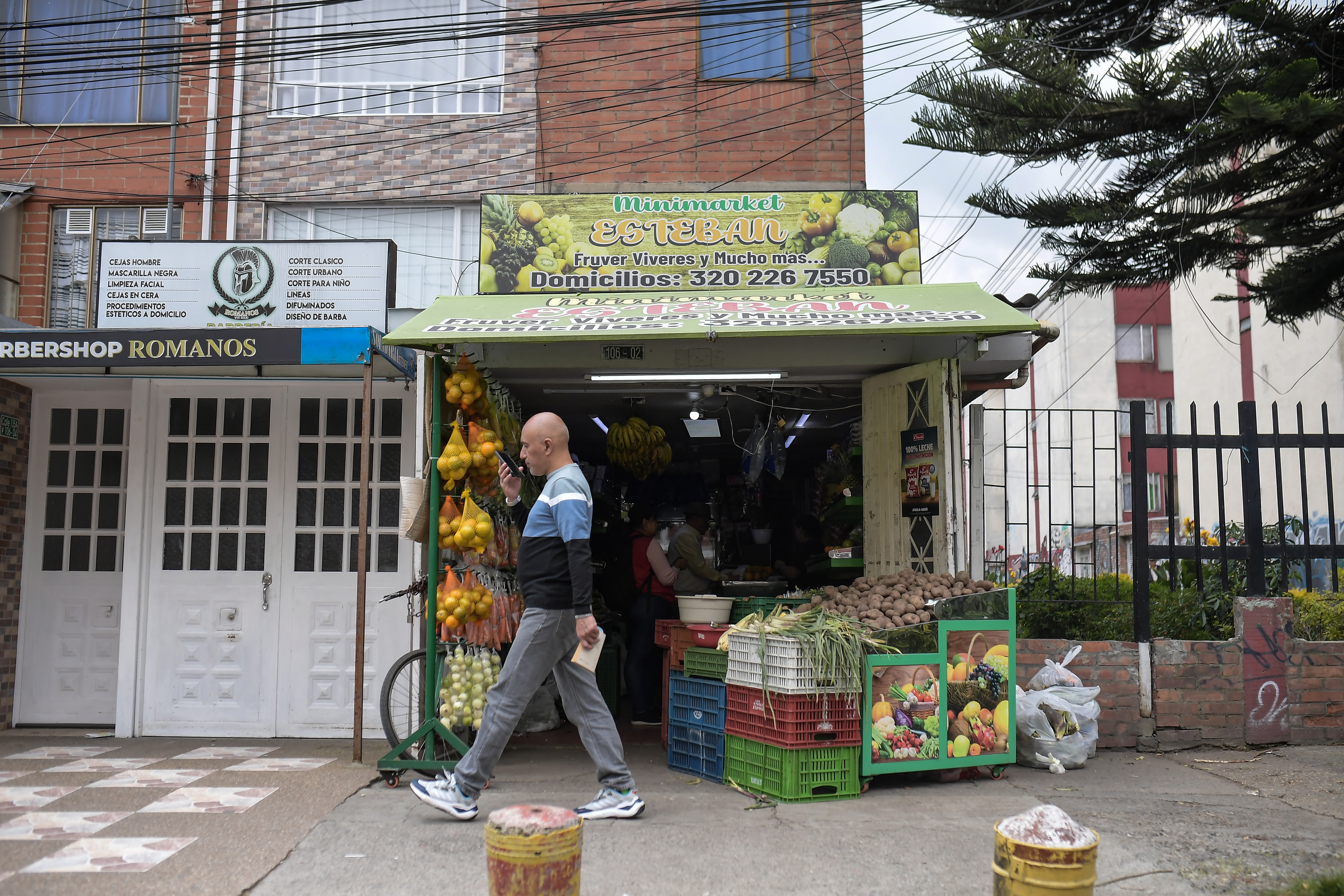 Establecimientos comerciales o también llamadas tiendas de barrio ubicadas en antejardines de varias casas de la ciudad