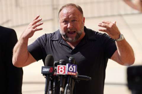 El jugoso negocio de la desinformación que se expone en el juicio contra Alex Jones