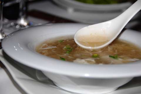 Multan a “influencer” china por cocinar y comerse un tiburón protegido