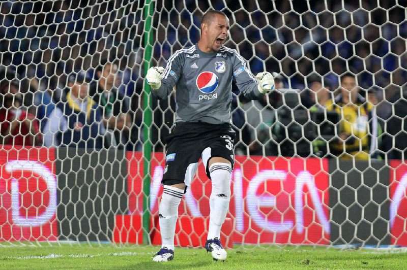 El portero de Millonarios, Luis Delgado, celebra el domingo 16 de diciembre de 2012, luego de atajar el penalti definitivo en la final de la liga colombiana.