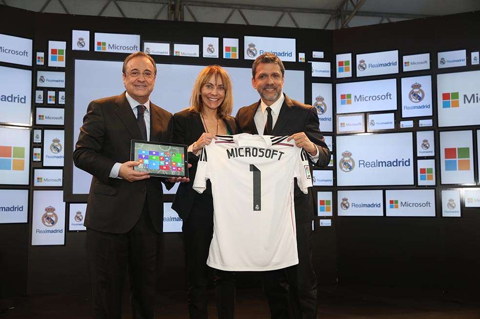 Florentino Pérez, presidente del Real Madrid, y Orlando Ayala, vicepresidente mundial de desarrollo de mercados emergentes de Microsoft. / Cortesía Microsoft
