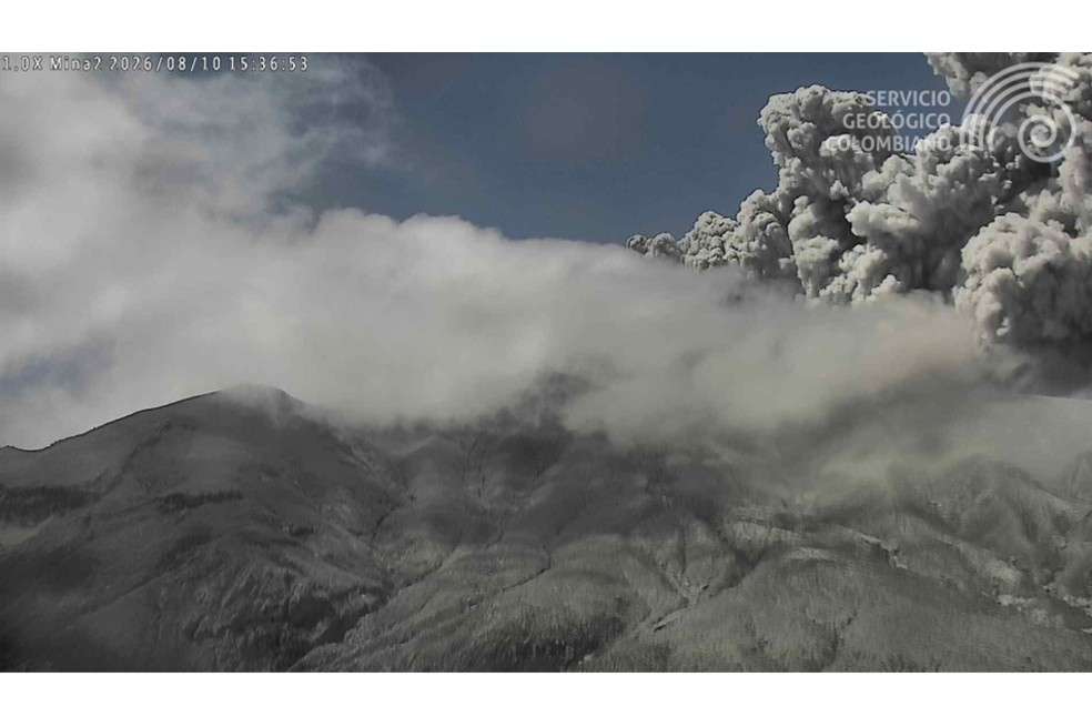 Registro de la cámara Mina, ubicada a 2,2 km al norte del volcán Puracé, que muestra la emisión de ceniza del 10 de agosto de 2026 a las 10:34 a. m.