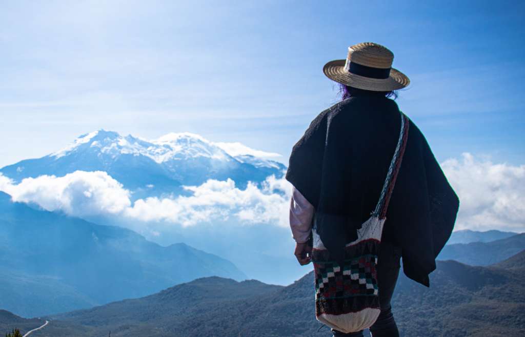 Un indígena nasa observa el nevado del Huila desde un mirador ubicado en el Cauca.