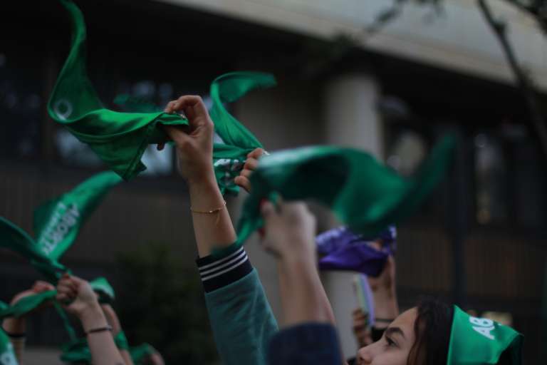En los discursos que se escucharon en la tarima, las abogadas enviaron mensajes al sistema de salud para que garantice y no imponga barreras a las personas que solicitan un aborto legal en el país.