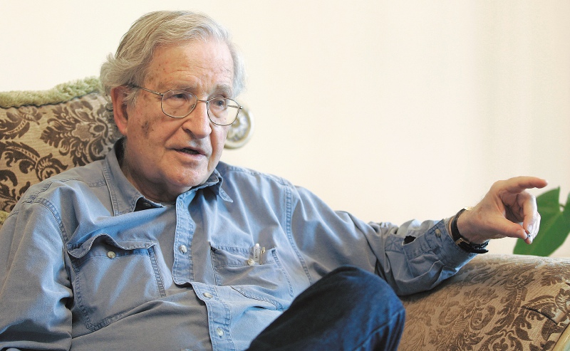 Noam Chomsky es uno de los pensadores más reconocidos de los siglos XX y XXI. Su figura tomó revuelo al debatir intensamente con el filósofo francés Michel Foucault frente a la idea del poder y el anarquismo libertario. / AP