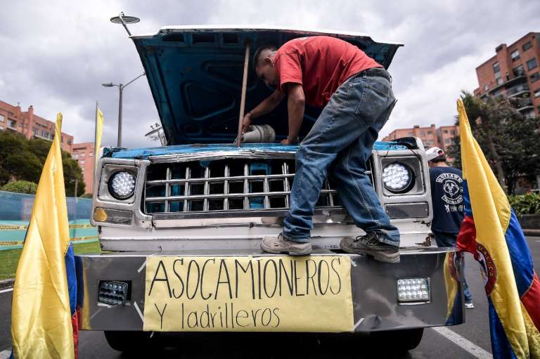 Con bloqueos intermitentes y de manera pacífica, avanzó la manifestación de transportadores por el incremento en el precio de los combustibles.