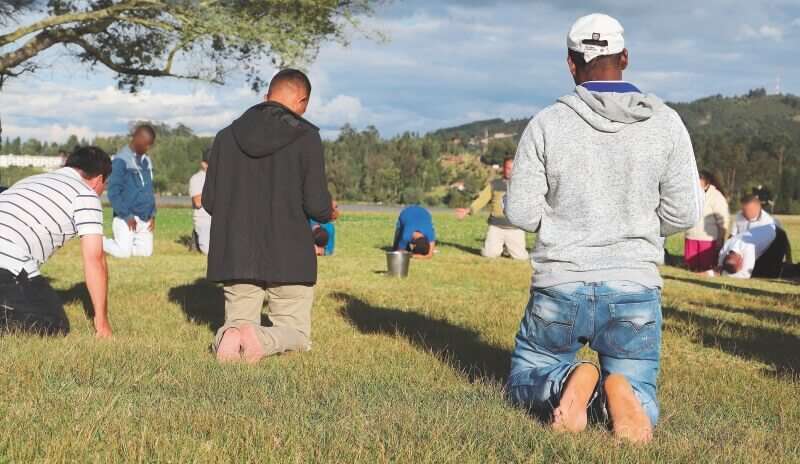 Los relatos y los obstáculos que enfrentan los hombres víctimas de la violencia sexual son muy similares a los que las mujeres han denunciado. / Foto: Cortesía UIA - JEP.