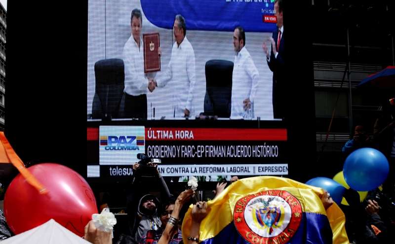 Cientos de personas se reunieron ayer en Bogotá para celebrar el acuerdo entre el Gobierno y la guerrilla de las Farc de cese del fuego y dejación de armas en firmado en La Habana. / EFE/LEONARDO MUÑOZ