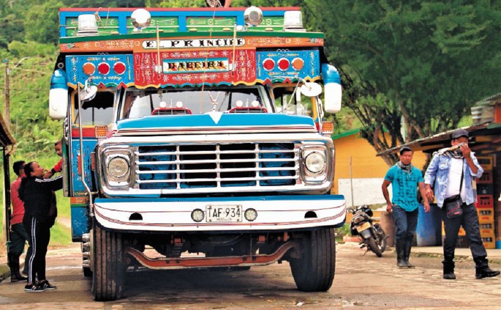 En Dabeiba las tradicionales “escaleras” o chivas siguen siendo el transporte más común para llegar a las veredas y corregimientos de la zona rural y montañosa de este municipio.