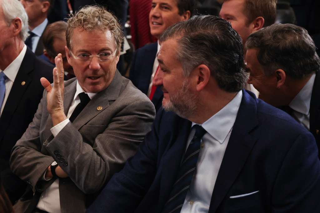 Washington (United States), 20/01/2025.- US Senator Rand Paul (L) and US Senator Ted Cruz (R) arrive to the inauguration of US President-elect Donald Trump in the Rotunda of the US Capitol in Washington, DC., USA, 20 January 2025. US President-elect Donald Trump will be sworn in for a second term as president of the United States on 20 January. The presidential inauguration will be held indoors due to extreme cold temperatures in DC. (Estados Unidos) EFE/EPA/CHIP SOMODEVILLA / POOL