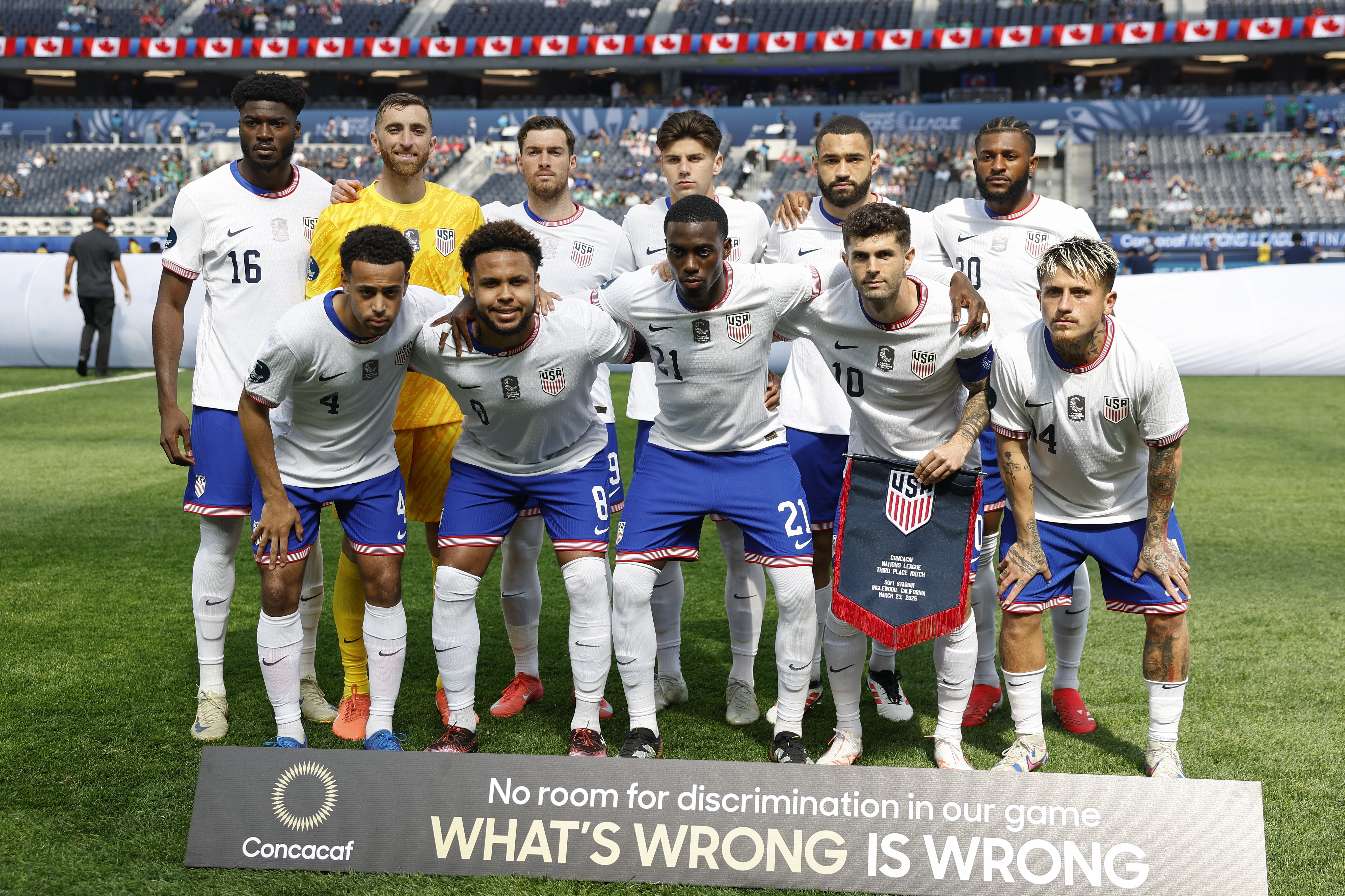 INGLEWOOD (United States), 23/03/2025.- USA team players line up for a team photo ahead of the first half during the CONCACAF Nations League Third Place soccer match between the USA and Canada in Inglewood, California, USA, 23 March 2025. EFE/EPA/CAROLINE BREHMAN